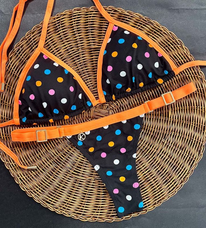 Conjunto de Bikini | Top Triángulo y Tanga Hilo Dental Fina | Bikini Brasileño | Tela Poa Colore | Mara y Eva KiniBi