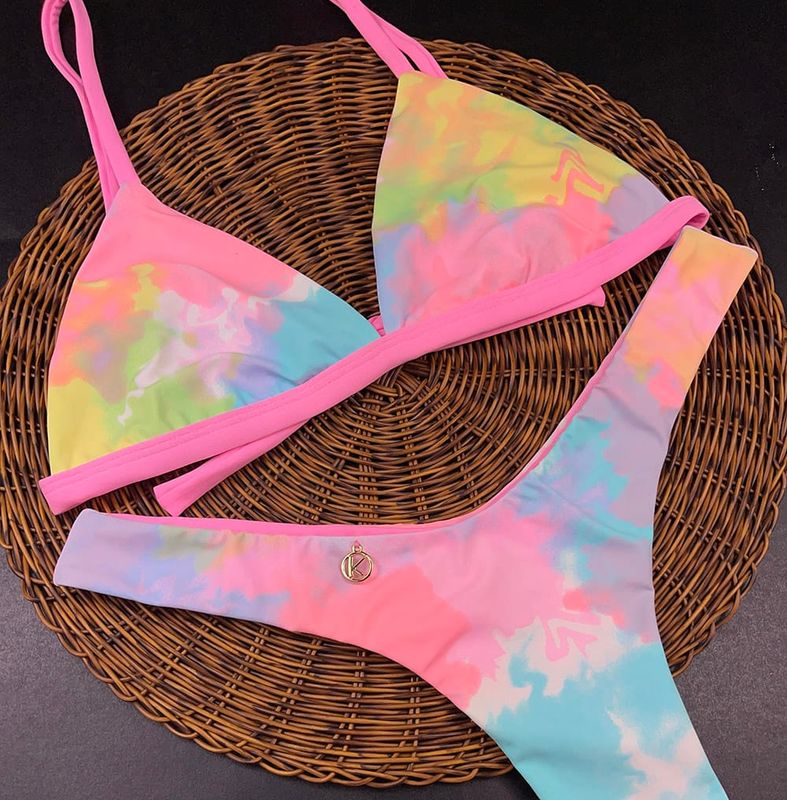 Conjunto de Bikini | Top Triángulo Fijo, Tanga Estilo V | Bikini Brasileño | Estampado Tie-Dye | Jade y Eva KiniBi