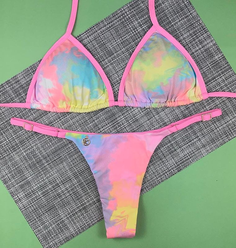 Conjunto de Bikini | Top Triángulo, Tanga Ajustable | Bikini Brasileño | Estampado Tie-Dye | Mara y Mia KiniBi