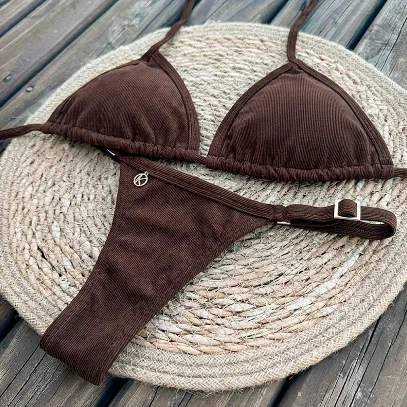 Conjunto de Bikini | Top Triángulo y Tanga de Lazo Fino | Bikini Brasileño | Estampado Marrón | Mara e Fany KiniBi