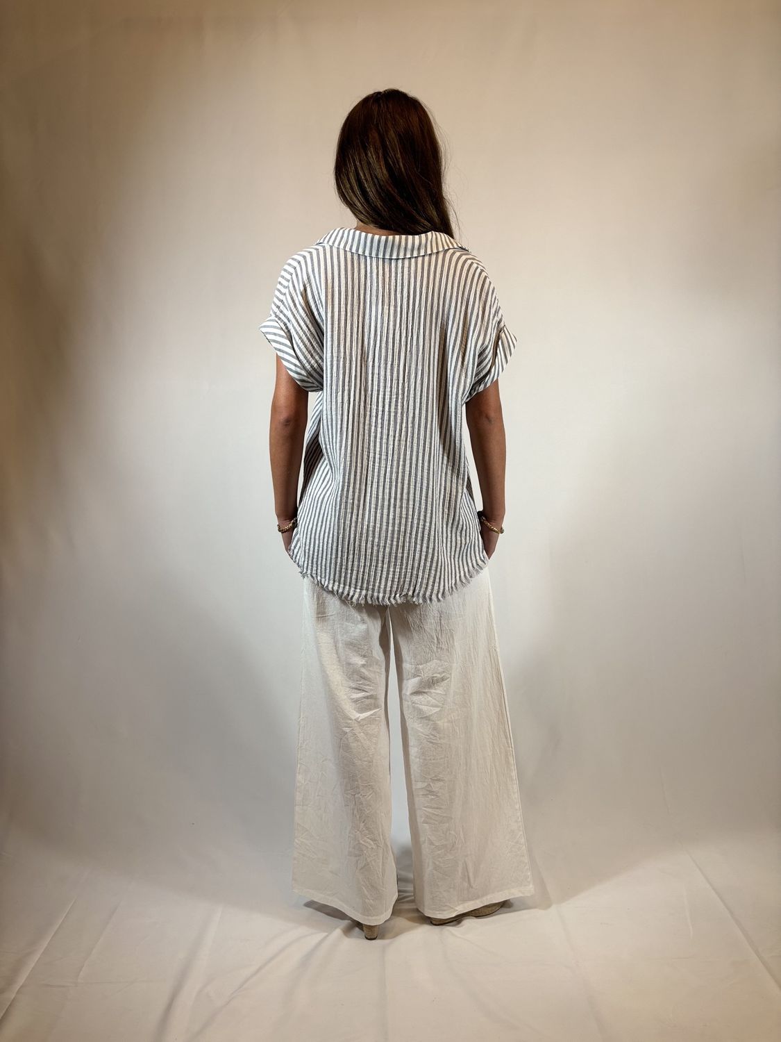 OFF WHITE/BLUE STRIPPED SHORT SLEEVE RAW EDGE SHIRT