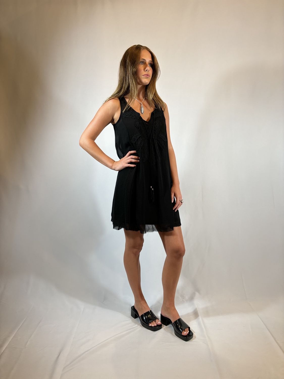 CHIFFON SLEEVELESS DRESS W/CUTOUT KEYHOLE TIE FRONT &amp; LINING