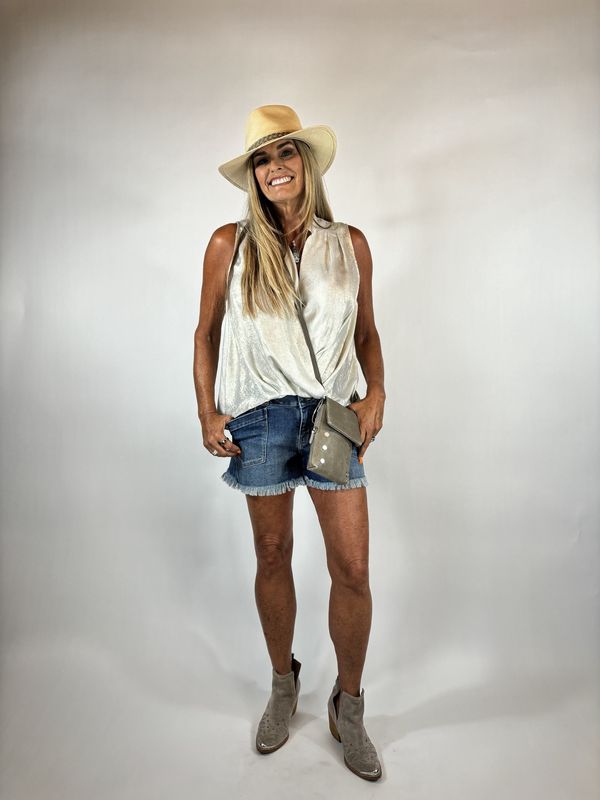 V-NECK SLEEVELESS PLEAT DETAIL BLOUSE