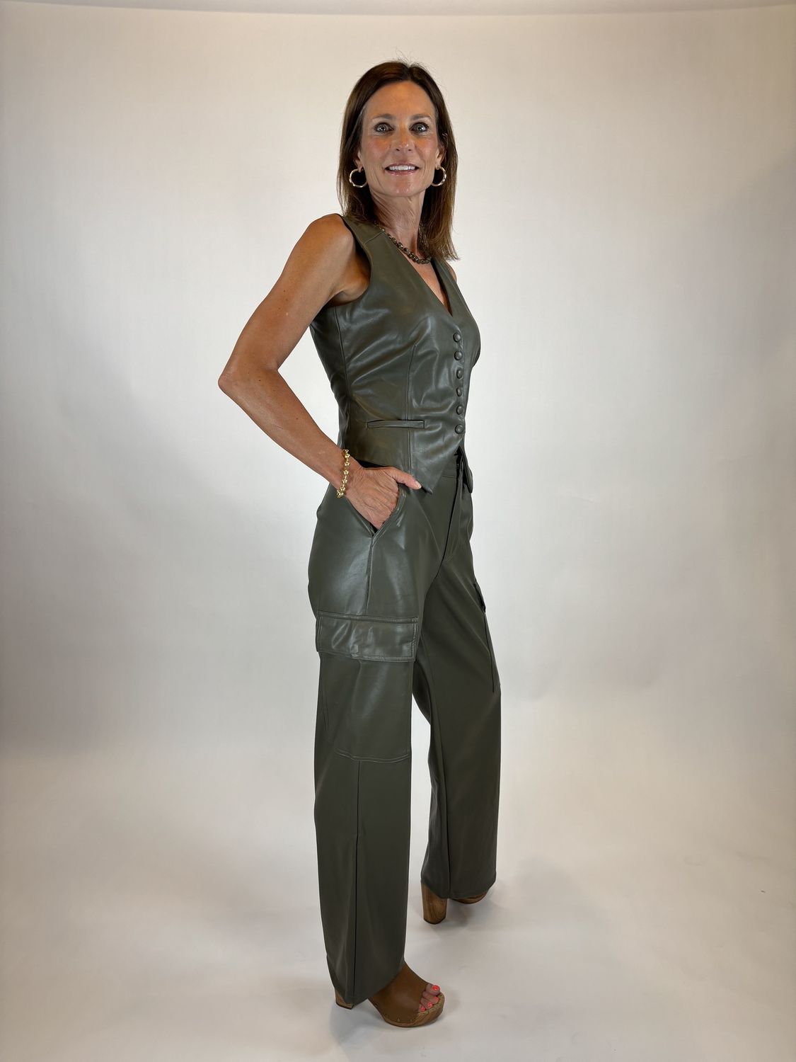 V-NECK BUTTON DOWN VEST