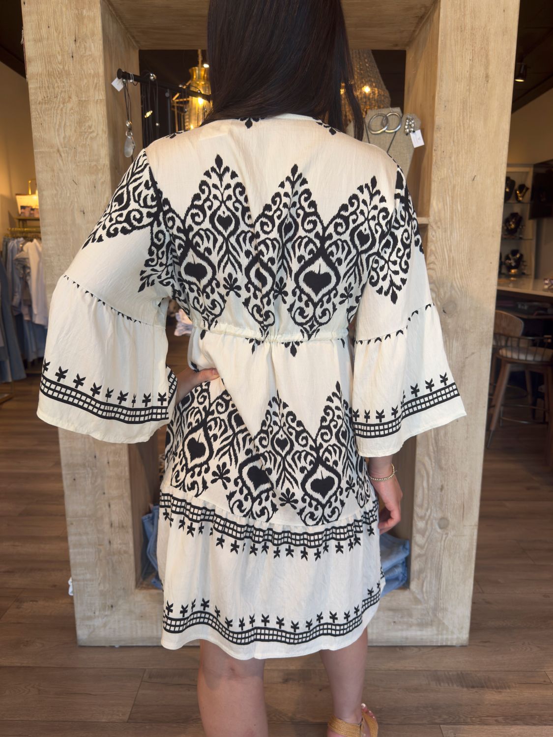 BLACK /WHITE VNECK MINI DRESS-OS