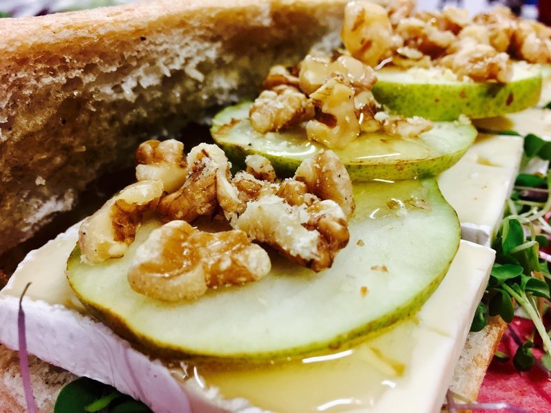 Ciabatta, brie, poire, miel et noix (Fromage brie, poire, miel, noix et laitue)