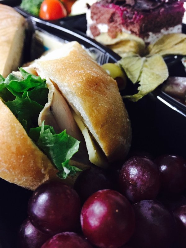Le Cochonnet (Baguette, rôti de porc, mayo-dijon​, fromage, oignon rouge et salade)