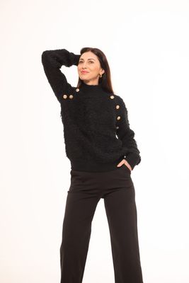 Sweater a la base con botones.