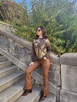 Pantalón eco cuero semi Oxford con tajo adelante