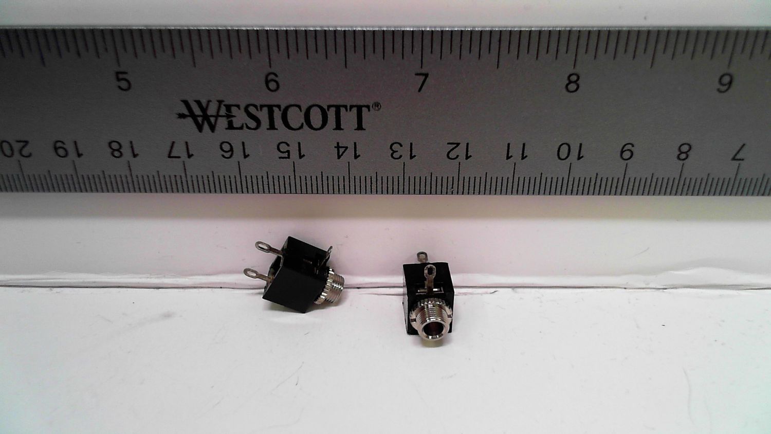 3.5 mm Mono Audio jack - Panel mount