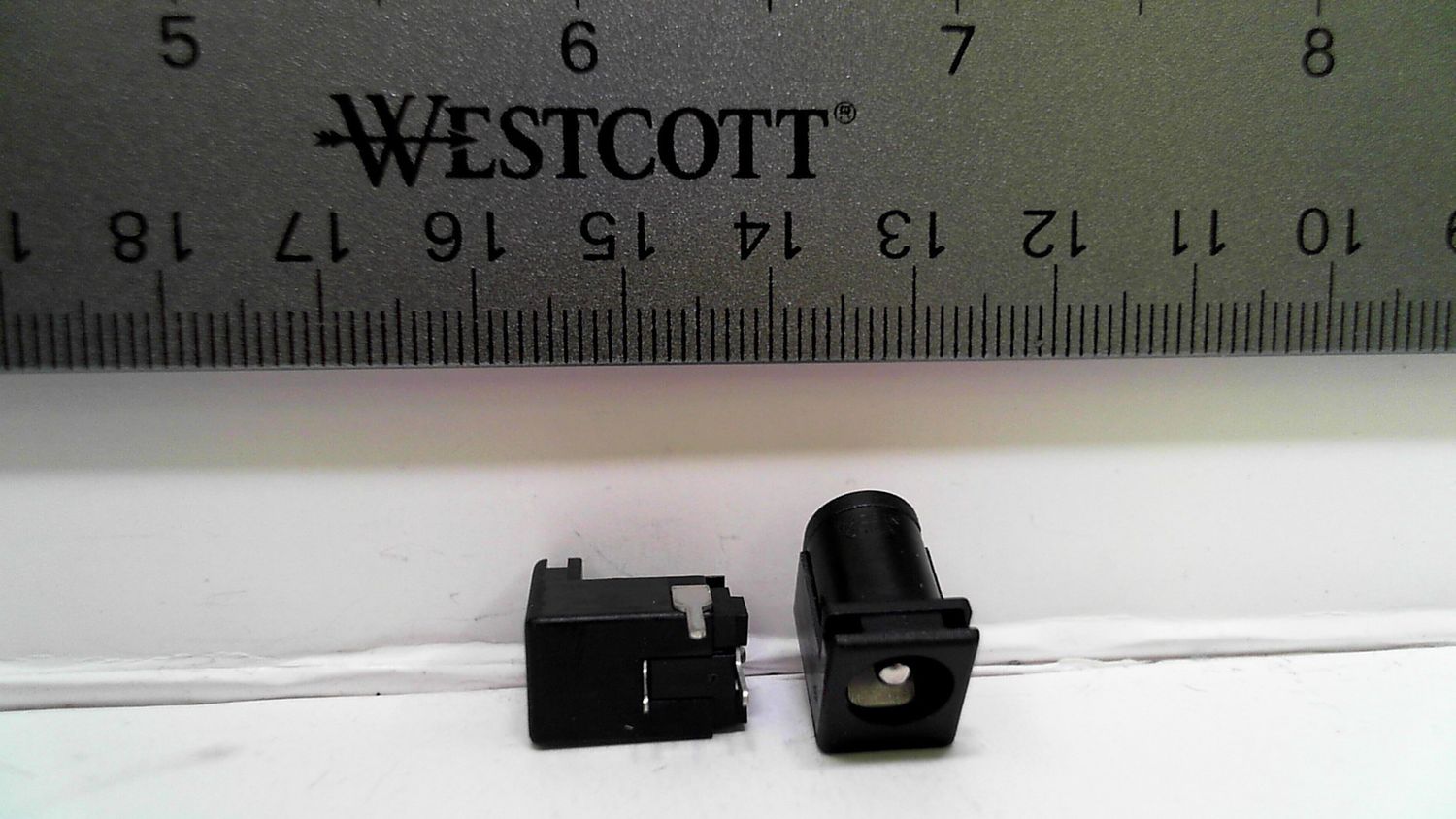 Connector - DC Barrel Power Jack to Panel Mount - female - 6.5x2.1mm