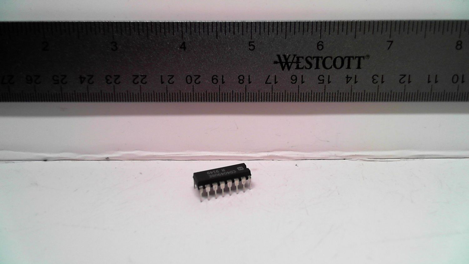 IC - CD4049UBE - Hex Inverting Buffer/Converter