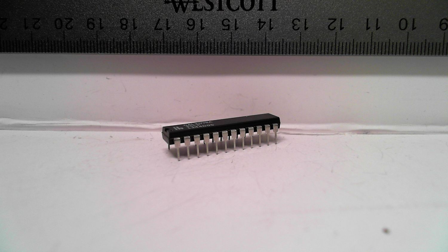 IC - GAL20V8A - Programmable Logic Device (PLD)