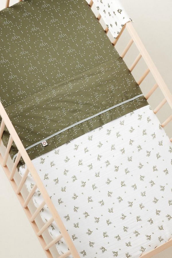 Botanical poplin cot sheet, Design: Beetle
