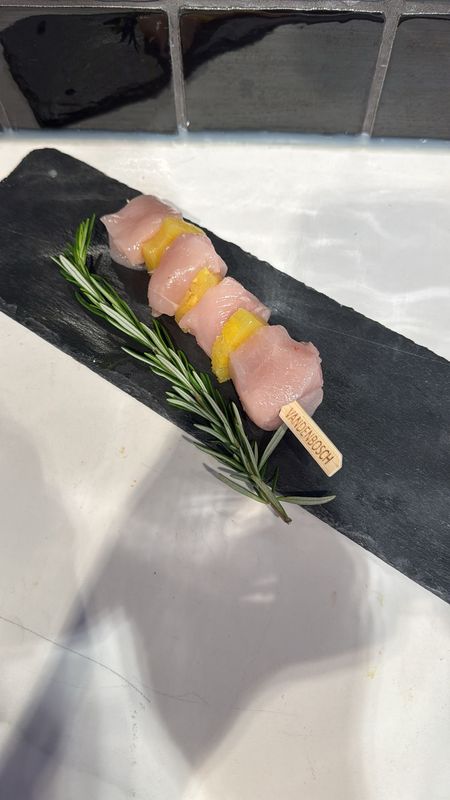 Kipsaté met ananas