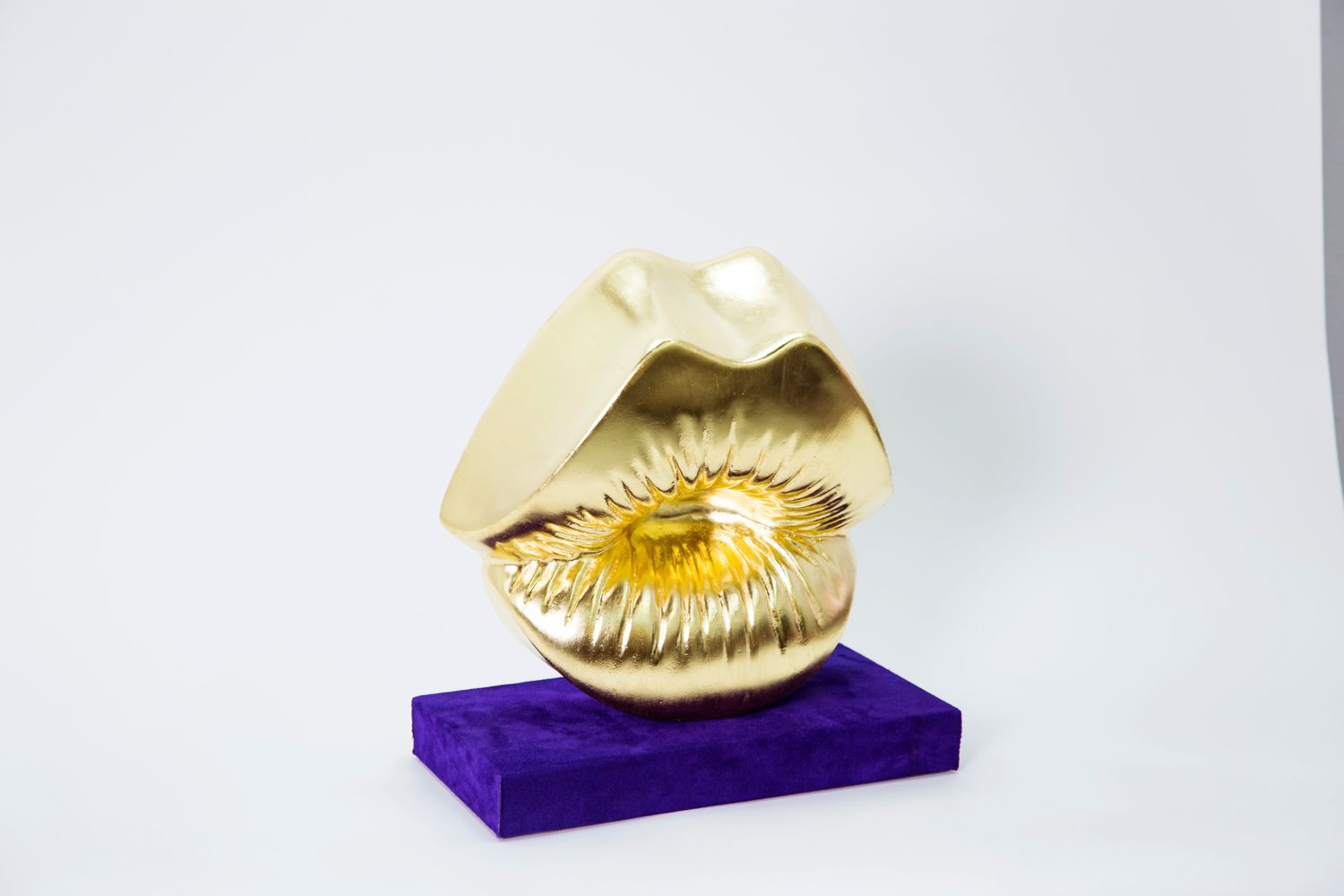 Golden Kiss, materiaal: resin en bladgoud 23,5 krt.
