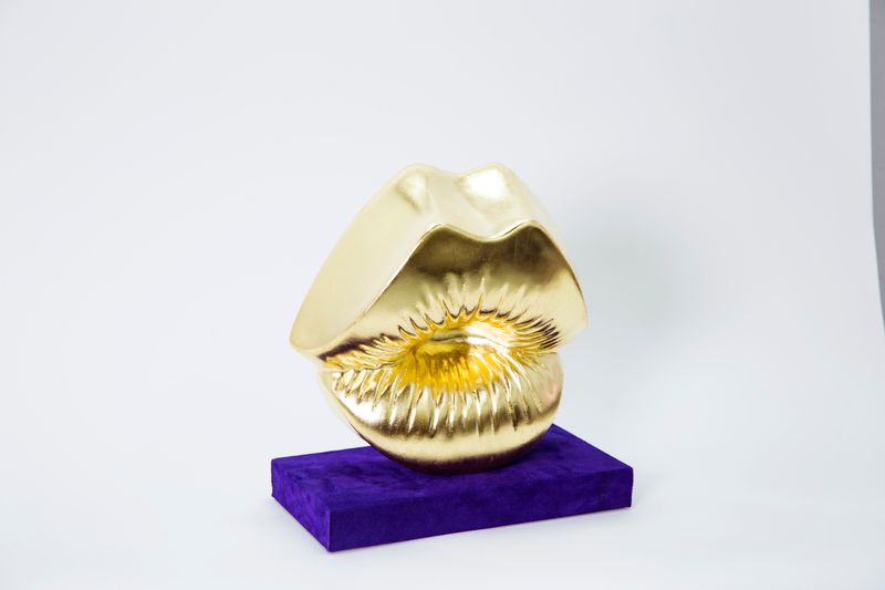 Golden Kiss, materiaal: resin en bladgoud 23,5 krt.