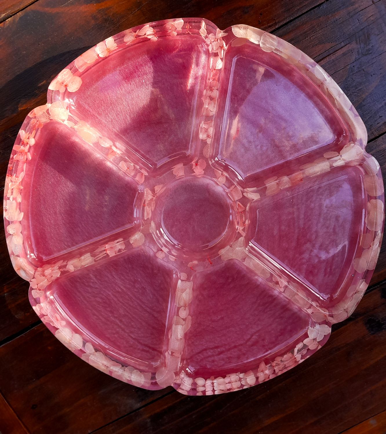 Customisable resin platter board with multiple serving sections