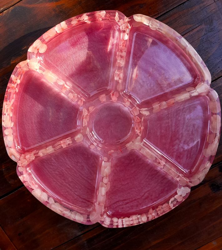 Customisable resin platter board with multiple serving sections