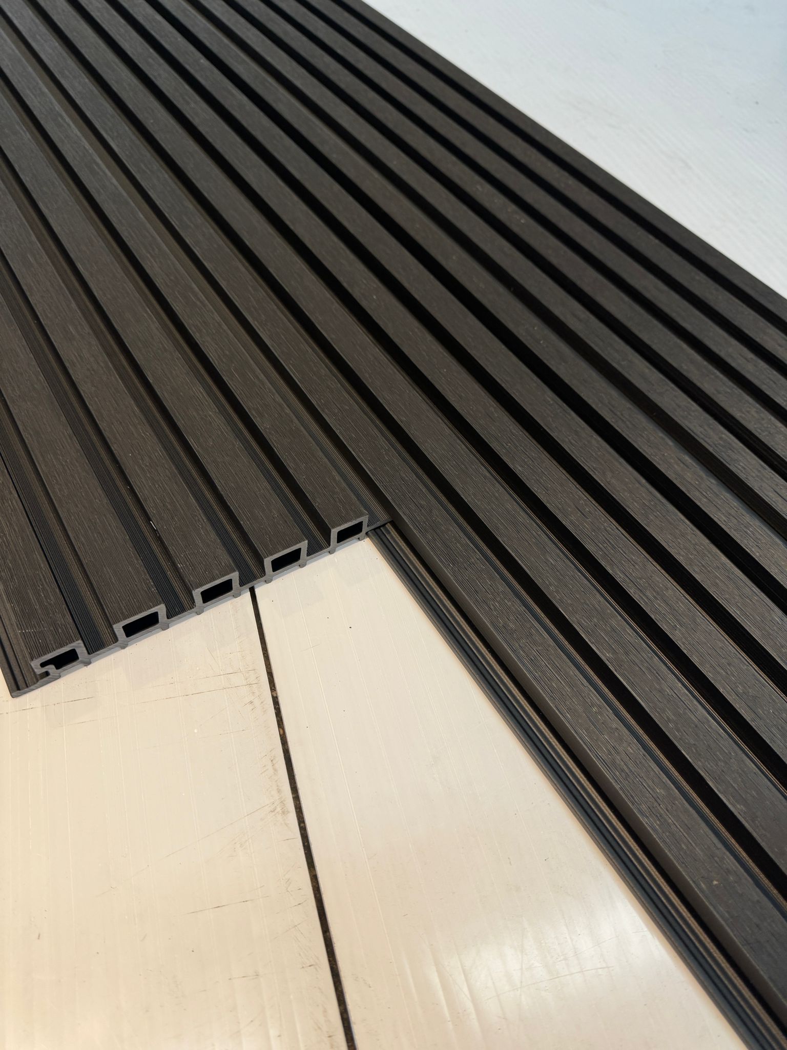 External Cladding In Black 5 Slat 2.2 M
