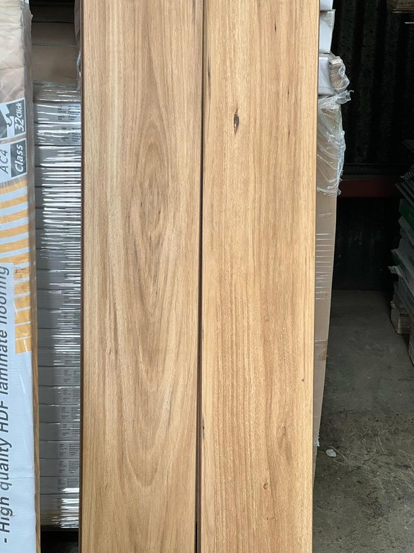 Laminate Flooring Black Butt Color 12.3MM