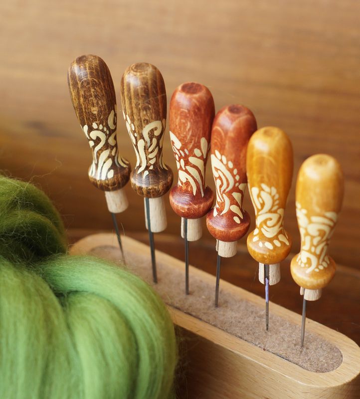 Kleiner Filznadelgriff aus Holz • handbemaltes Unikat