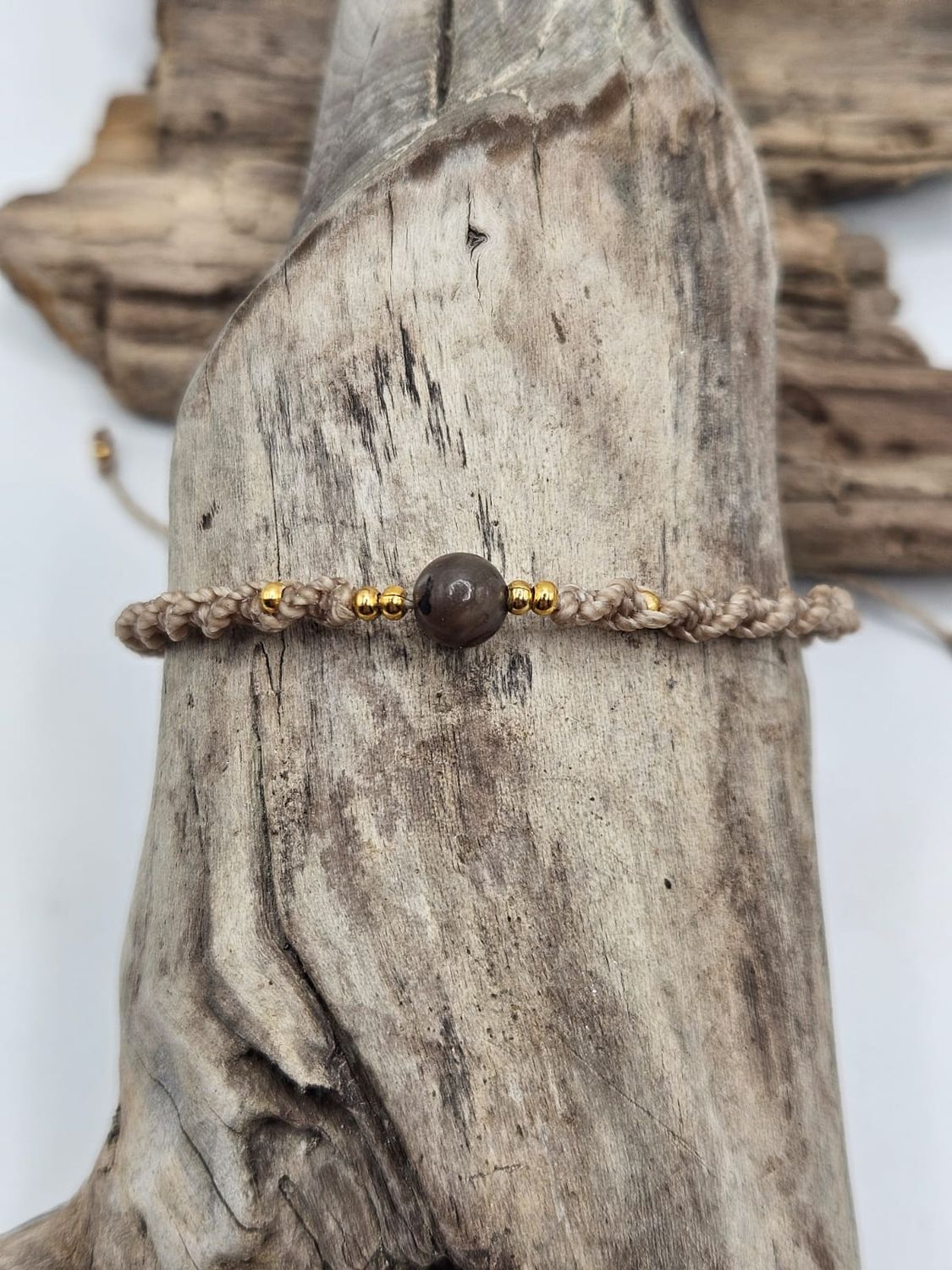 Armband mit versteinertem Holz