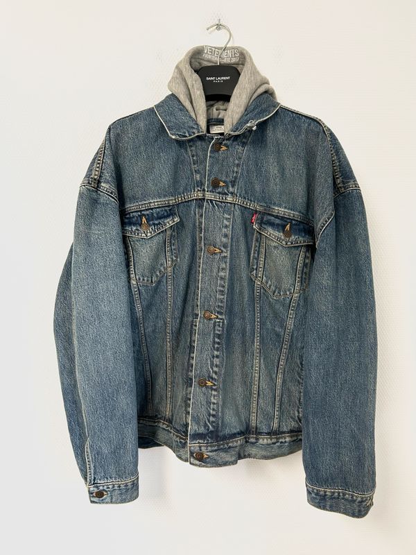 Vetements by Demna Gvasalia SS2017 Exaggerated Shoulder Oversized Levi&#39;s Denim Jacket