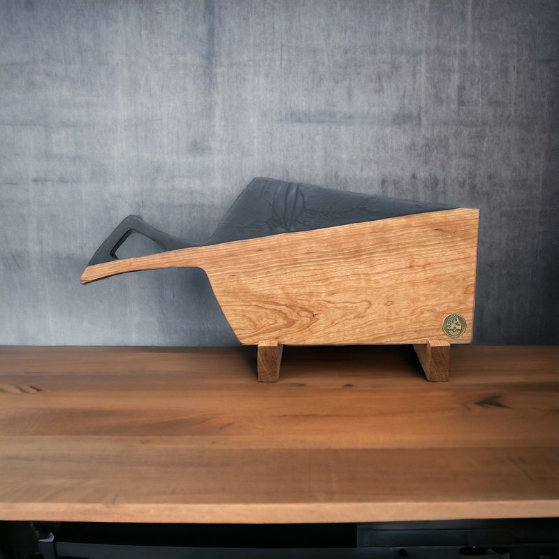 Planche à servir en bois de Cerisier et en Époxy Noir