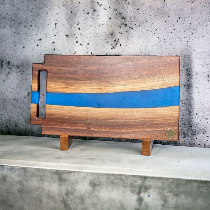 Planche à servir en bois de Noyer et en Époxy Bleu