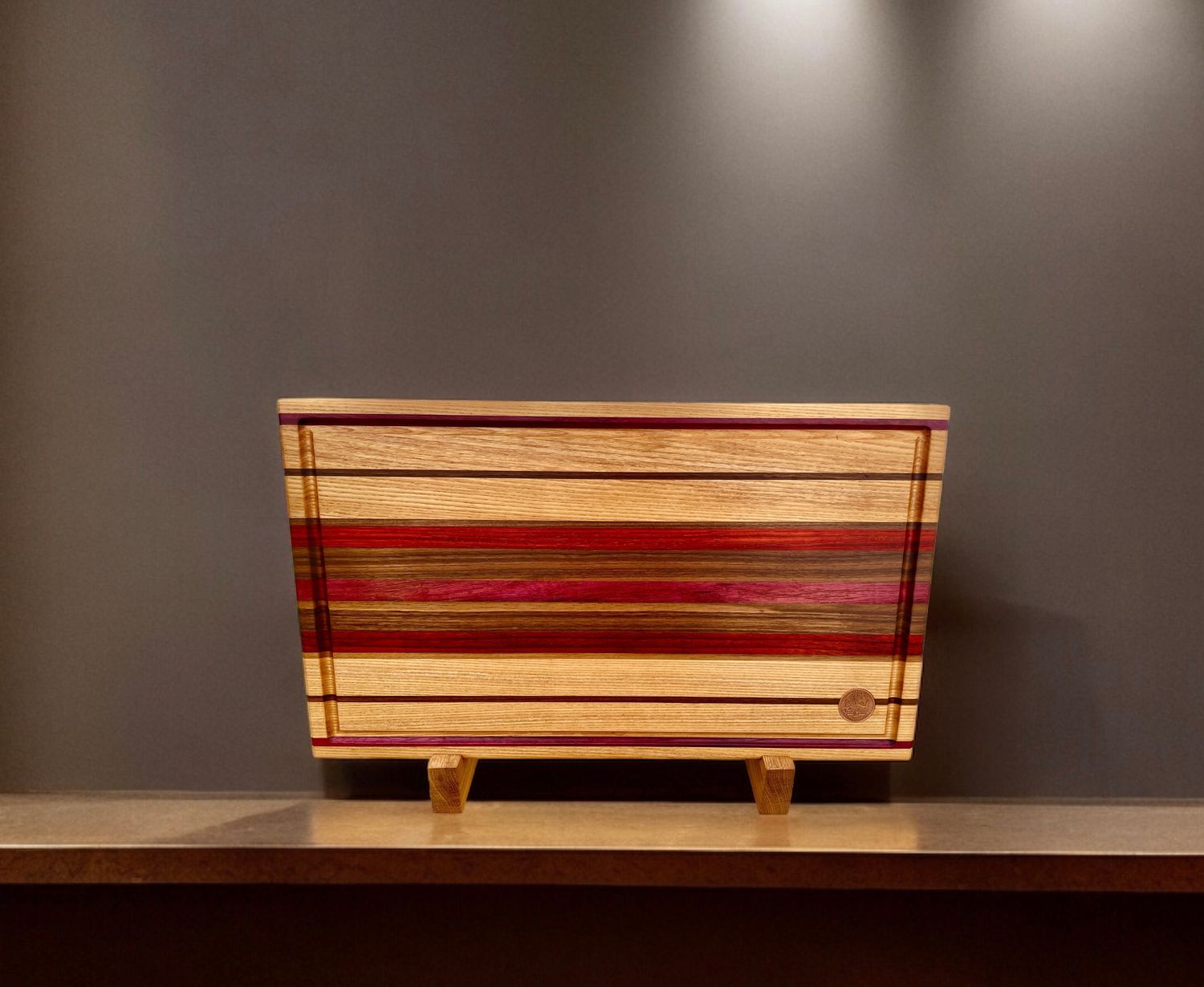 Planche à découper en bois de Frêne et de Noyer. Avec insertions en bois de Padauk et Purpleheart -bois exotiques-. Fait en côtés de planches (edge grain).