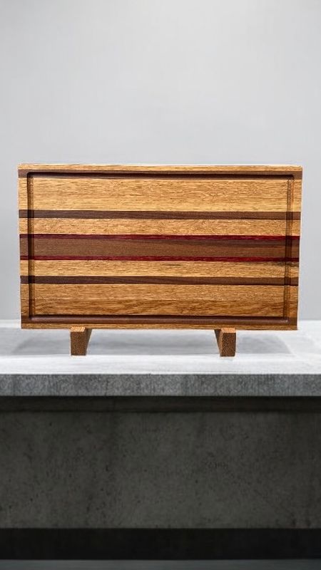 Planche à découper en bois de Chêne, de Noyer et de Padauk -bois exotique-. Fait en côtés de planches (edge grain).
