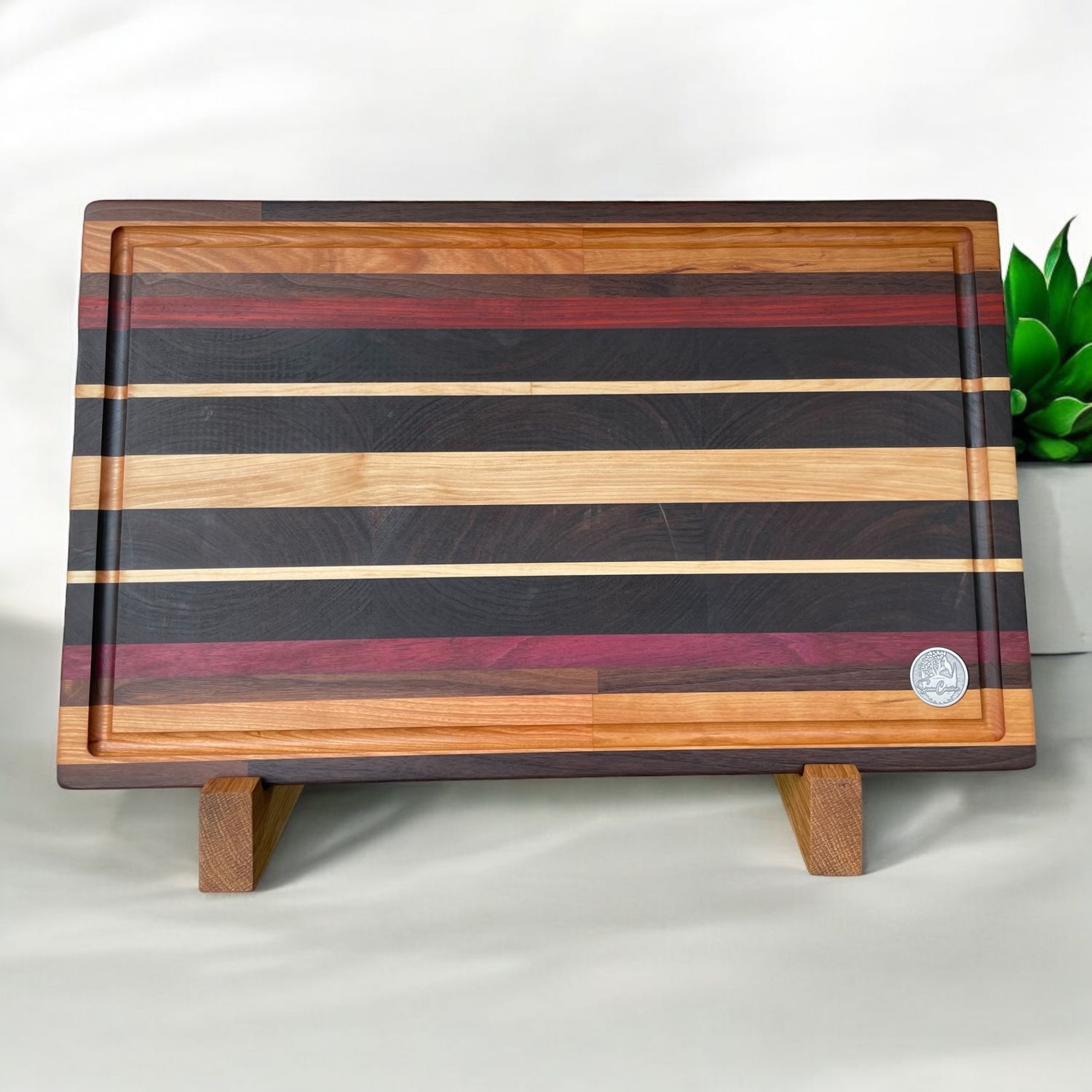 Planche à découper en bois de Noyer, de cerisier et d&#39;Érable. Avec insertions en bois de Padauk et PurpleHeart -bois exotique-. Fait en côtés de planches (edge grain).