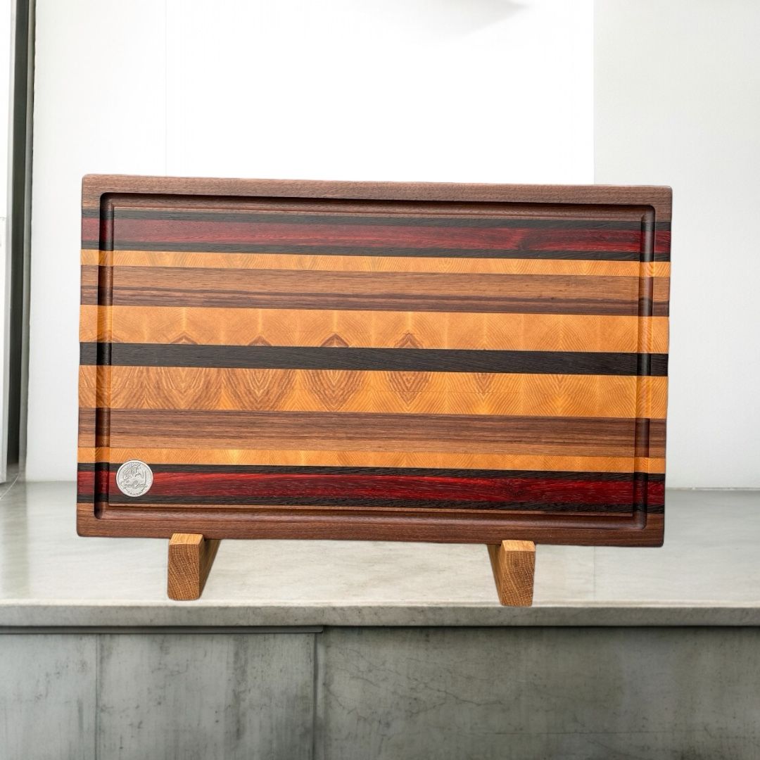 Planche à découper en bois de Noyer, Frêne, Padauk et Wengé -bois exotiques-. Fait en bouts et côtés de planches (end grain et edge grain).
