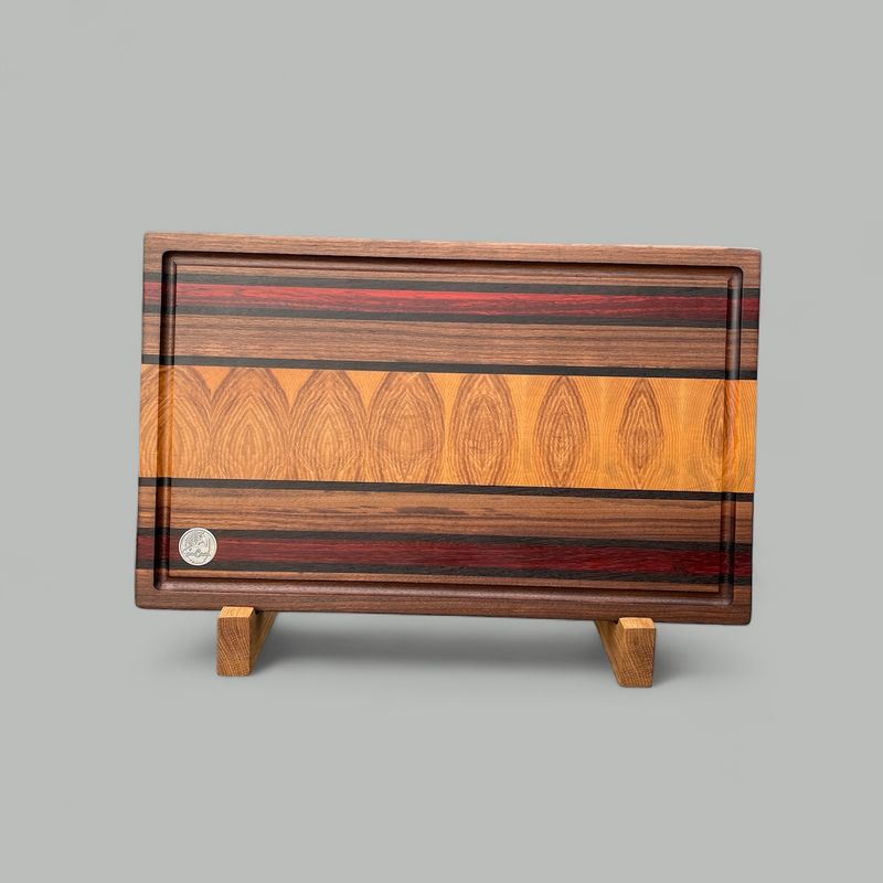 Planche à découper en bois de Noyer, Frêne, Padauk et Wengé. Fait en bouts et côtés de planches (end grain et edge grain).