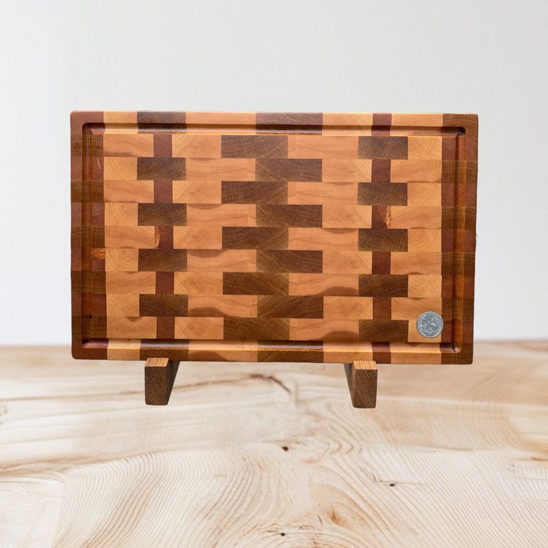 Planche à découper en bois de Frêne, Chêne et Érable. Fait en bouts de planches (end grain).