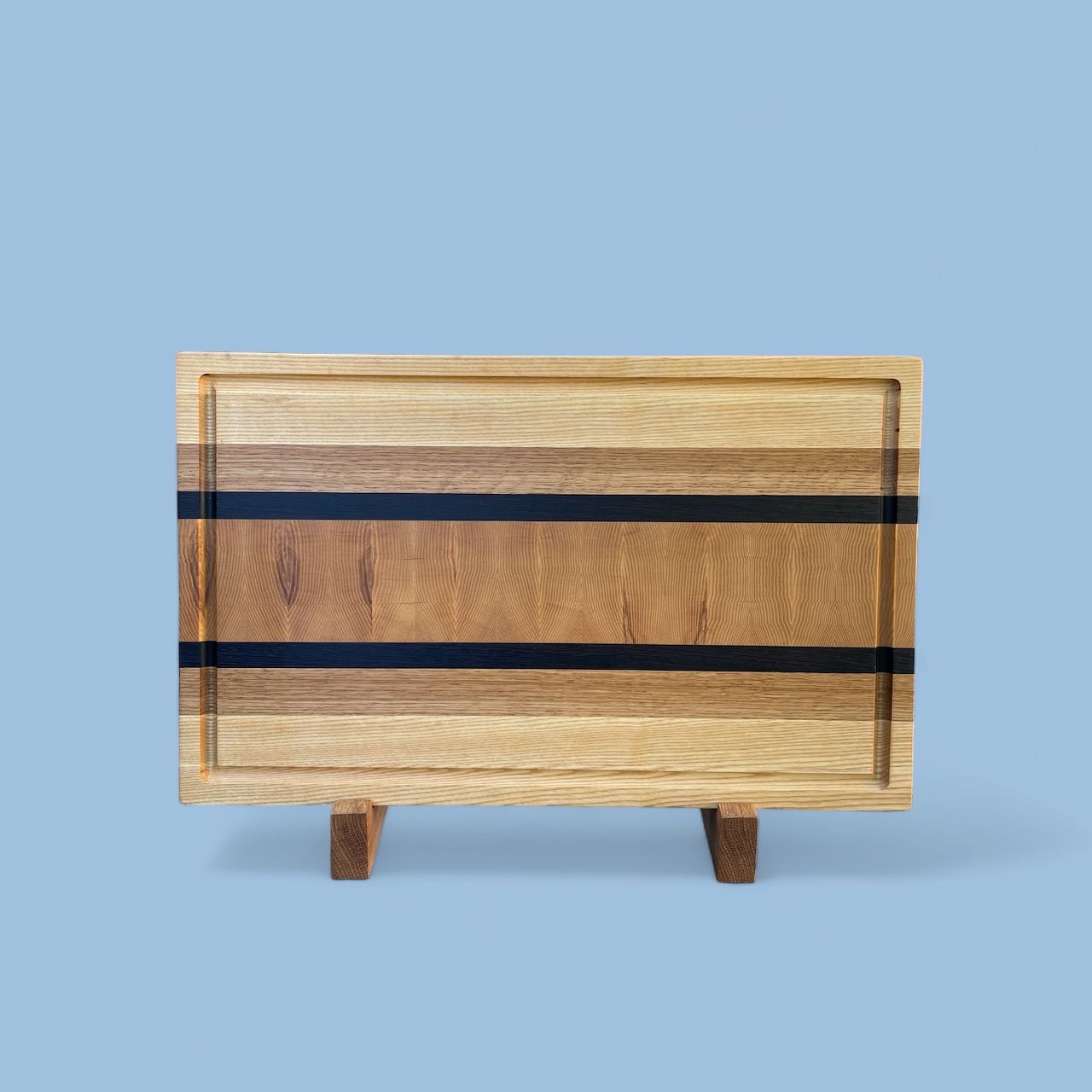 Planche à découper en bois de Frêne, Érable et Wengé -bois exotique-. Fait en bouts et côtés de planches (end grain et edge grain).