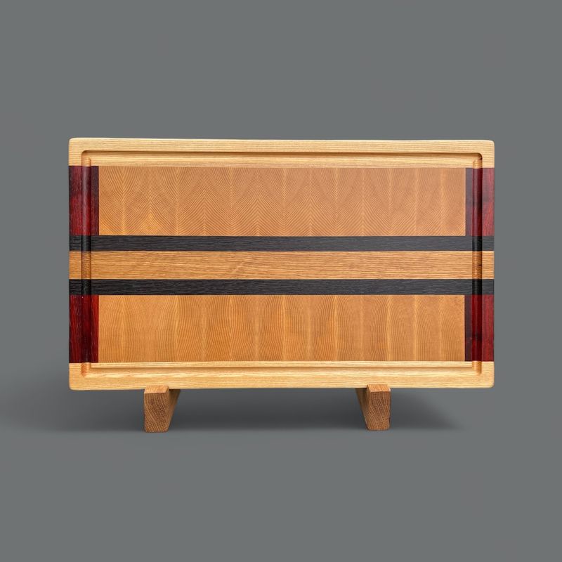 Planche à découper en bois de Chêne, Frêne, Wengé et Padauk -bois exotiques-. Fait en bouts et côtés de planches (end grain et edge grain).