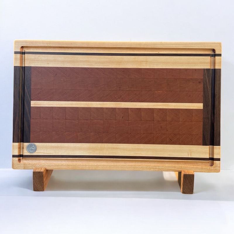 Planche à découper en bois de Cerisier, Noyer et Érable. Fait en bouts et côtés de planches (end grain et edge grain).