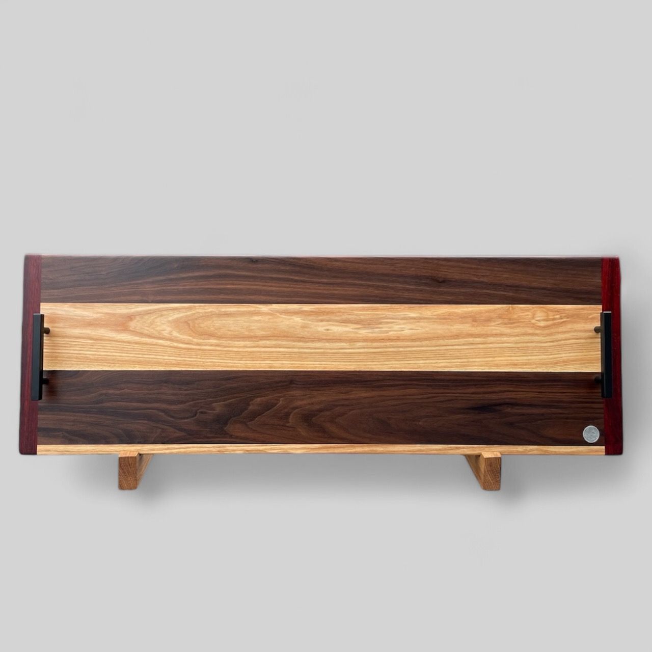 (Grand) Planche à servir en bois de Noyer, Frêne,  et Padauk -bois exotiques-. Fabriquée en côtés de planches (edge grain).