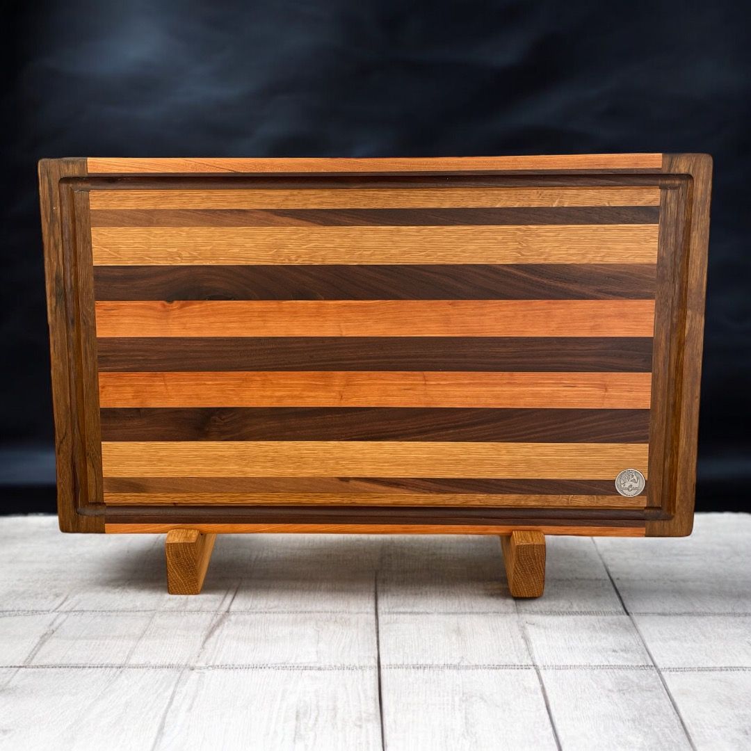 Planche à découper en bois de Frêne, de Noyer, de Cerisier et de Black Limba -bois exotique-. Fait en côtés de planches (edge grain).