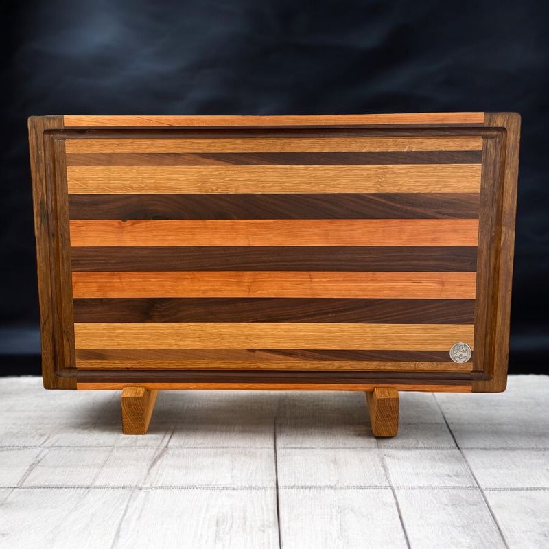 Planche à découper en bois de Frêne, de Noyer, de Cerisier et de Black Limba -bois exotique-. Fait en côtés de planches (edge grain).