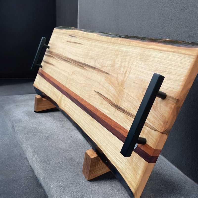 Planche à servir en bois de Frêne avec insertion en Cerisier et Bois de Rose Bolivien -bois exotique-. Insertions en côtés de planches (edge grain).