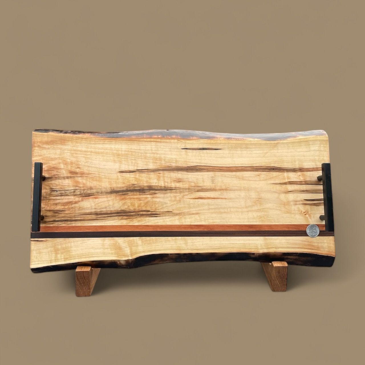 Planche à servir en bois de Frêne avec insertion en Cerisier et Noyer. Insertions en côtés de planches (face grain).