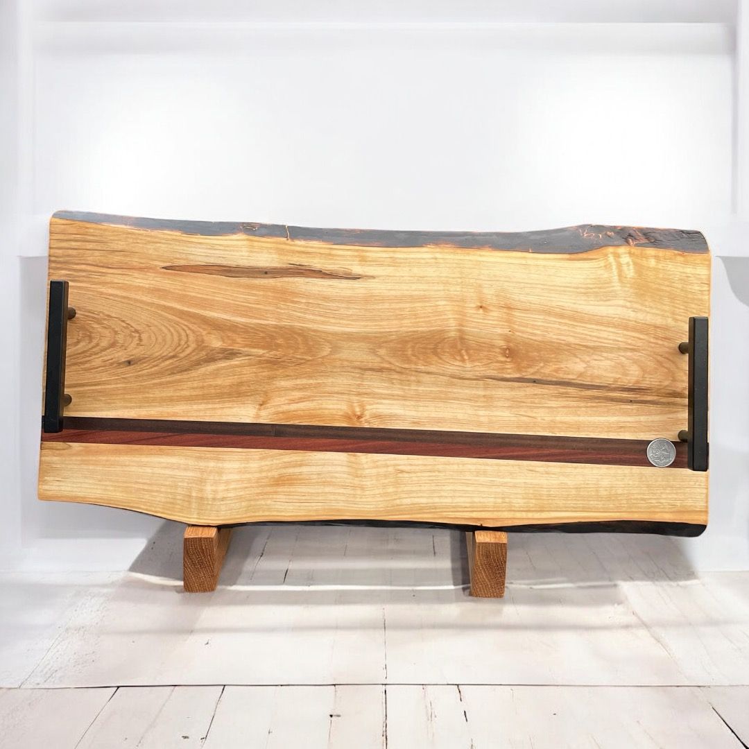 Planche à servir en bois de Frêne avec insertion en Noyer et Bois de Rose Bolivien -bois exotique-. Insertions en côtés de planches (face grain).