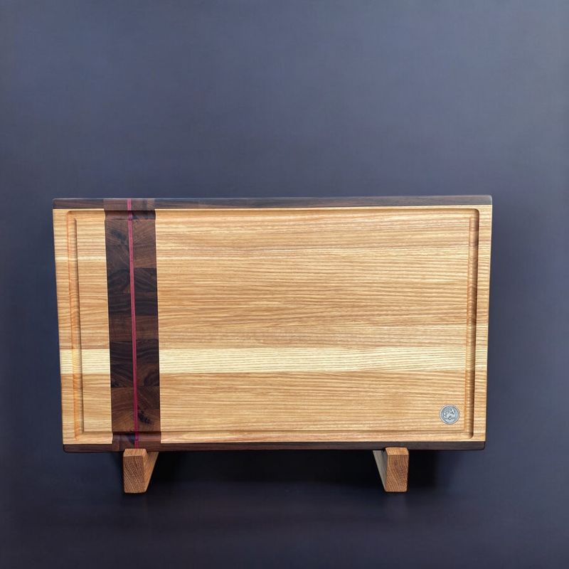 Planche à découper en bois de Frêne, Noyer et PurpleHeart -bois exotique-. Fait en bouts et côtés de planches (end grain et edge grain).