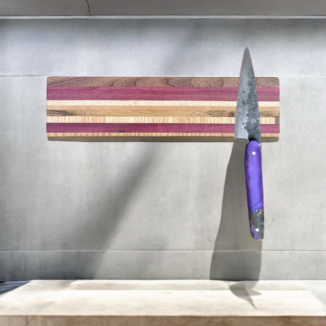 Support à couteaux magnétique en bois de Noyer, Frêne, Chêne et PurpleHeart (edge grain) -bois exotiques-.
