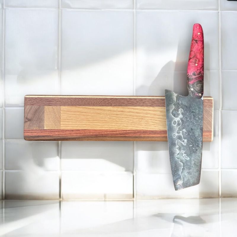 Support à couteaux magnétique en bois de Noyer, Chêne, Frêne et Bois de Rose Bolivien - bois exotique-.
