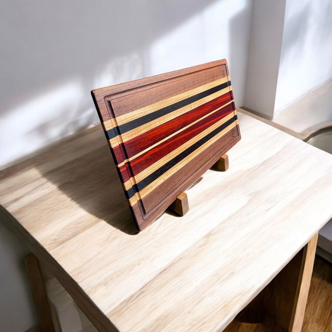 Planche à découper en bois de Noyer, Érable, Wengé et Padauk -bois exotiques-. Fait en côtés de planches (edge grain).