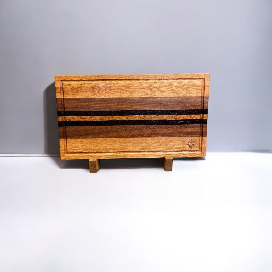 Planche à découper en bois de Noyer, Chêne et Wengé -bois exotiques-. Fait en côtés de planches (edge grain).